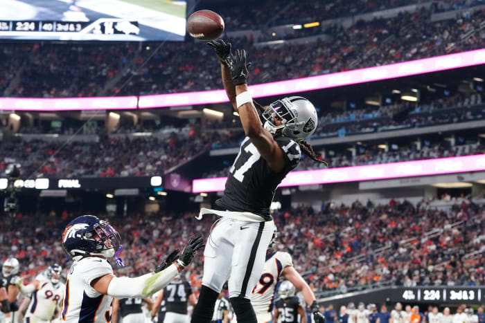 The Las Vegas Raiders must take the next step next season. All-Pro WR Davante Adams only has so much time left.